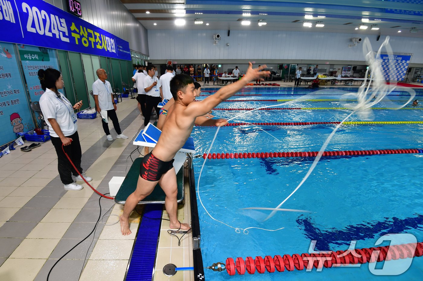 27일 경불 포항시 실내체육관에서 열린 2024 제1회 수상구조사 대회에서 100m 장애물 수영 라인스로우 종목에 출전한 선수들이 요구조자에게 구조 로프를 던져주고 있다. 2024.10.27/뉴스1 ⓒ News1 최창호 기자