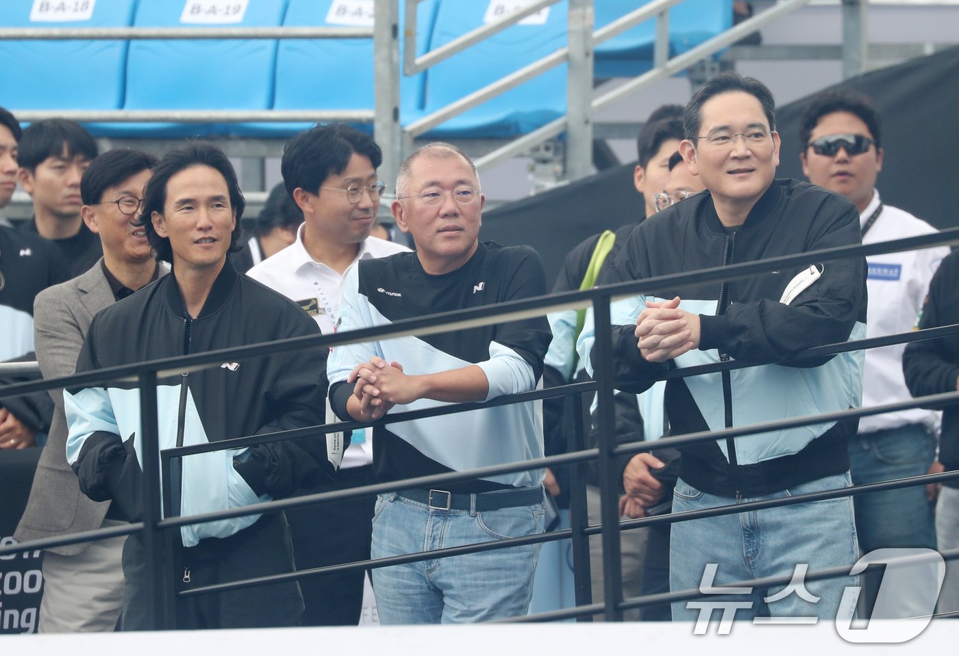 본문 이미지 - 27일 오후 경기 용인시 처인구 용인스피드웨이에서 열린 '현대 N x 도요타 가주 레이싱 페스티벌'에서 조현범 한국앤컴퍼니그룹 회장(왼쪽부터)과 정의선 현대자동차그룹 회장, 이재용 삼성전자 회장이 이야기를 나누고 있다. 2024.10.27/뉴스1 ⓒ News1 김영운 기자