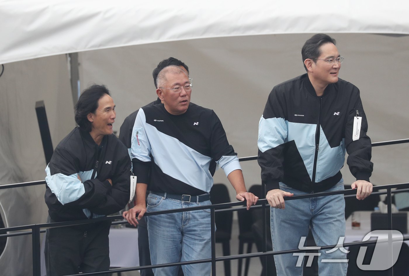 본문 이미지 - 27일 오후 경기 용인시 처인구 용인스피드웨이에서 열린 '현대 N x 도요타 가주 레이싱 페스티벌'에서 조현범 한국앤컴퍼니그룹 회장(왼쪽부터)과 정의선 현대자동차그룹 회장, 이재용 삼성전자 회장이 이야기를 나누고 있다. 2024.10.27/뉴스1 ⓒ News1 김영운 기자