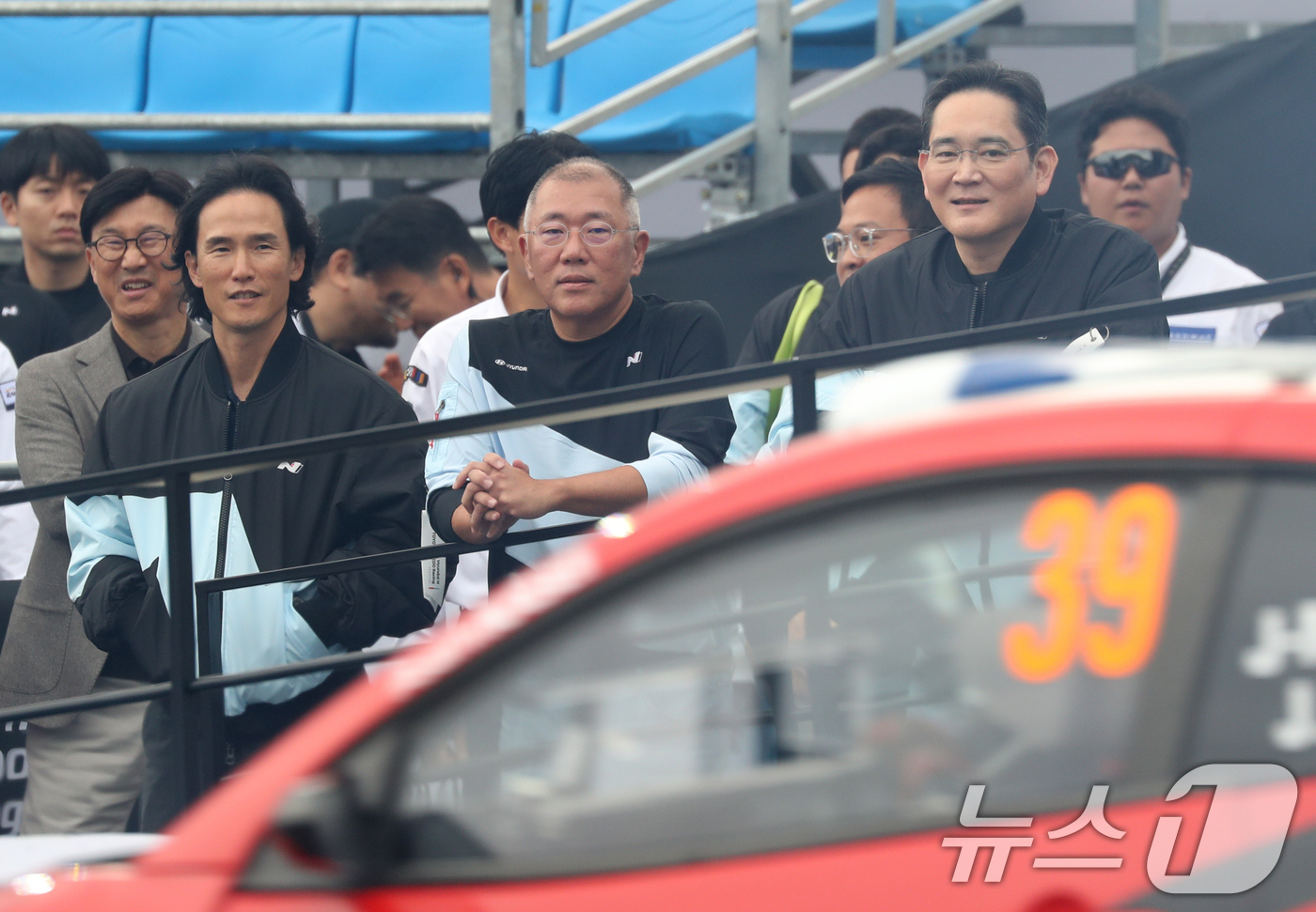 (용인=뉴스1) 김영운 기자 = 27일 오후 경기 용인시 처인구 용인스피드웨이에서 열린 '현대 N x 토요타 가주 레이싱 페스티벌'에서 조현범 한국앤컴퍼니그룹 회장(왼쪽부터)과 정 …