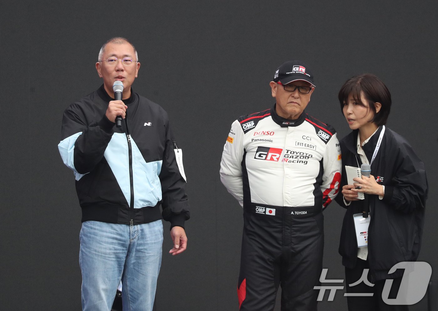 본문 이미지 - 정의선 현대자동차그룹 회장이 27일 오후 경기 용인시 처인구 용인스피드웨이에서 열린 '현대 N x 도요타 가주 레이싱 페스티벌'에서 인사말을 하고 있다. 2024.10.27/뉴스1 ⓒ News1 김영운 기자