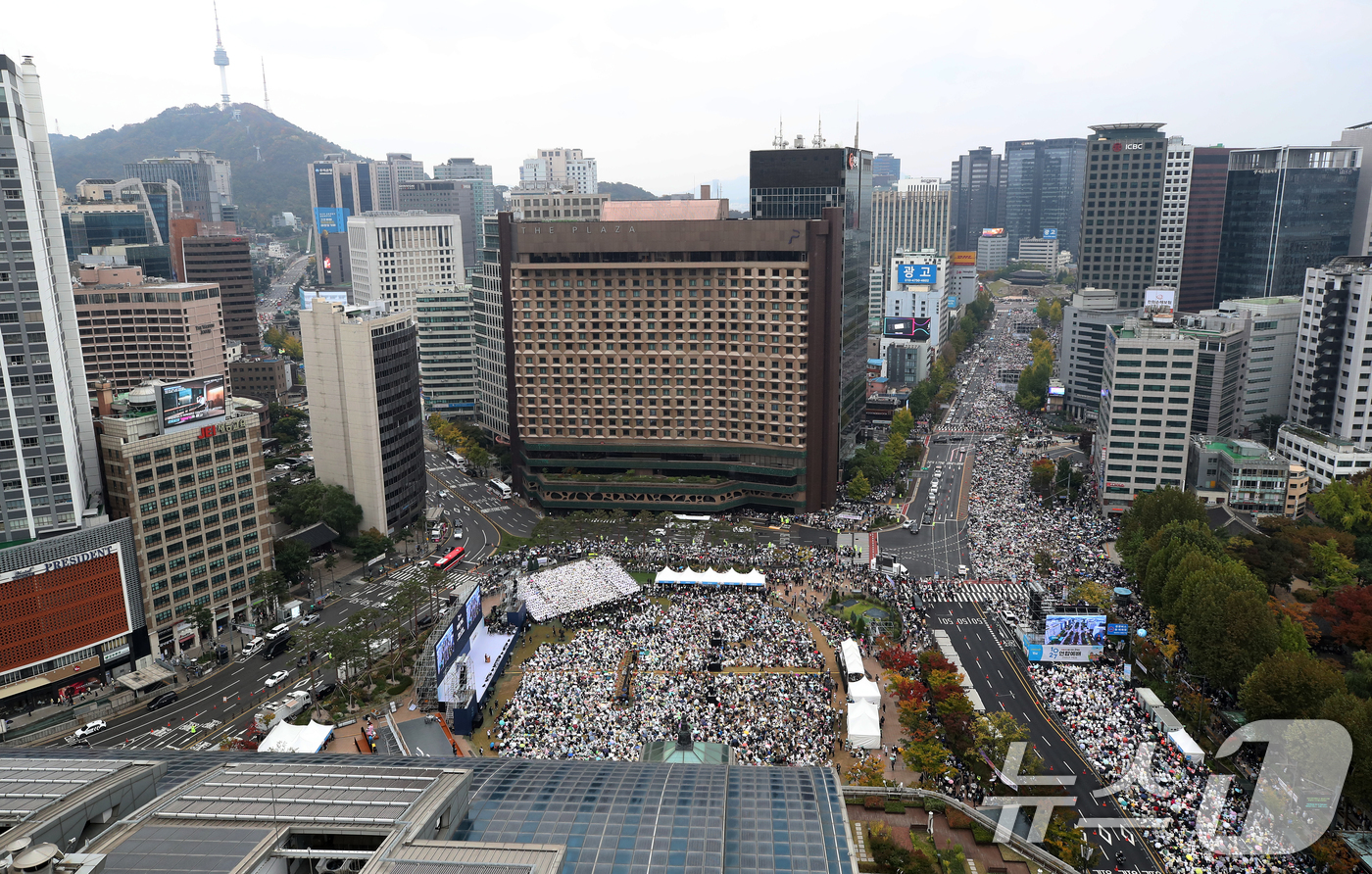 (서울=뉴스1) 오대일 기자 = 27일 오후 서울광장에서 한국교회 200만 연합예배 및 큰 기도회가 열리고 있다.한국교회총연합, 한국장로교총연합회 등 한국 교회 대다수와 120개 …