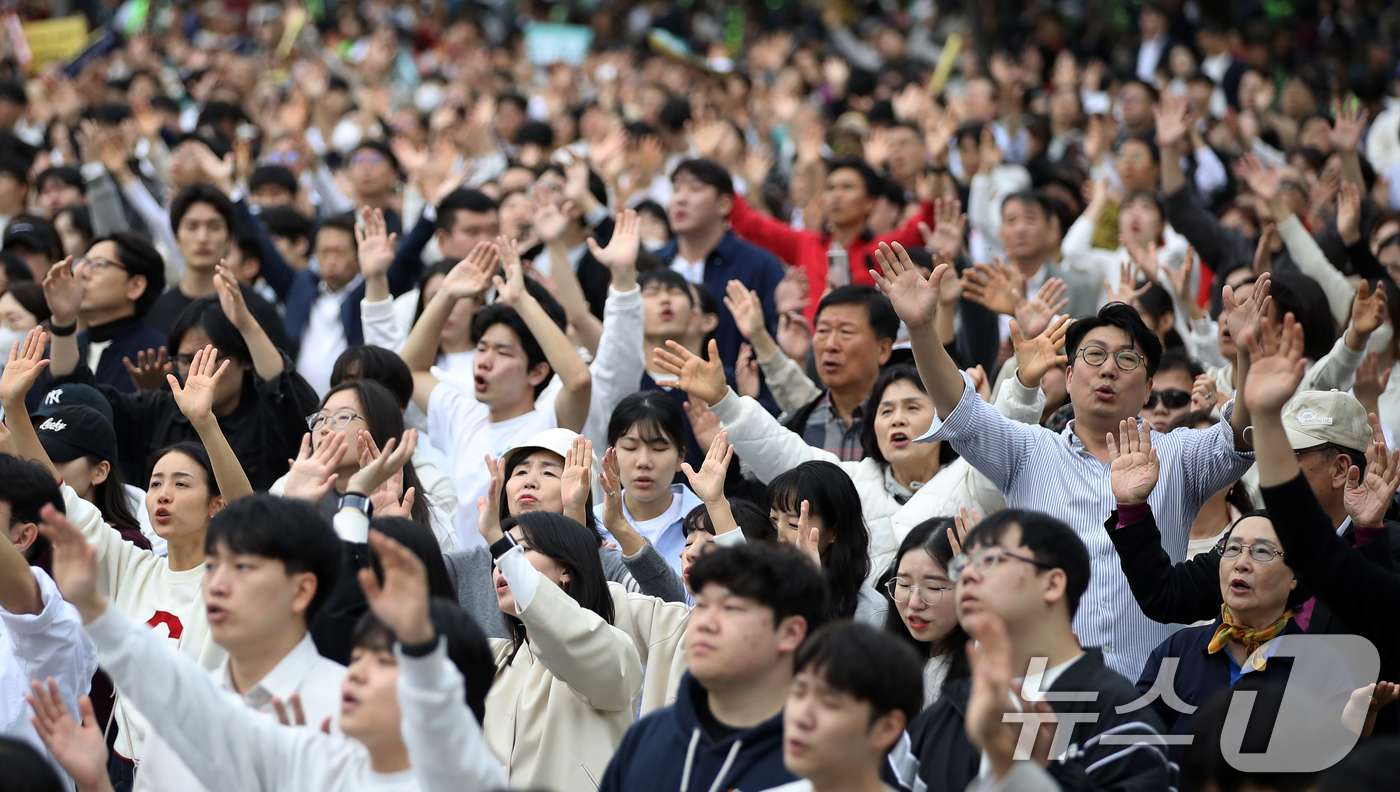 (서울=뉴스1) 오대일 기자 = 27일 오후 서울광장에서 한국교회 200만 연합예배 및 큰 기도회가 열리고 있다.한국교회총연합, 한국장로교총연합회 등 한국 교회 대다수와 120개 …