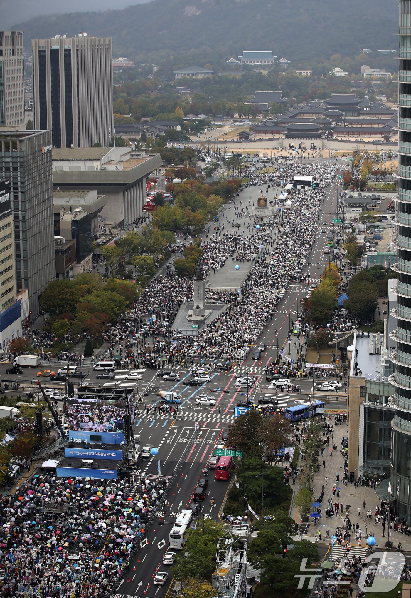 본문 이미지 - 27일 오후 서울 세종대로 일대에서 한국교회 200만 연합예배 및 큰 기도회가 열리고 있다. 한국교회총연합, 한국장로교총연합회 등 한국 교회 대다수와 120개 시민단체 등이 참여한 이날 연합예배의 목표는 동성혼·차별금지법 제정 저지와 200억원 후원금 모금이다. 2024.10.27/뉴스1 ⓒ News1 오대일 기자