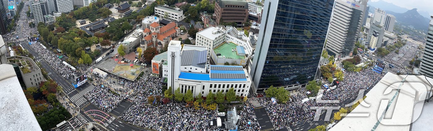 27일 오후 서울 세종대로 일대에서 한국교회 200만 연합예배 및 큰 기도회가 열리고 있다. 한국교회총연합, 한국장로교총연합회 등 한국 교회 대다수와 120개 시민단체 등이 참여한 이날 연합예배의 목표는 동성혼·차별금지법 제정 저지와 200억원 후원금 모금이다. 2024.10.27/뉴스1 ⓒ News1 오대일 기자