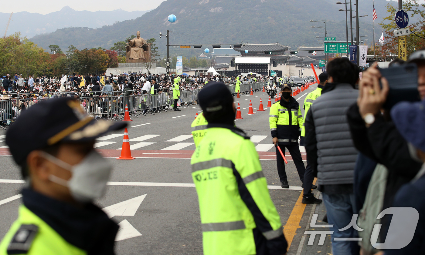 (서울=뉴스1) 오대일 기자 = 27일 오후 서울 세종대로 일대에서 한국교회 200만 연합예배 및 큰 기도회가 열린 가운데 경찰이 만약의 사태에 대비하고 있다. 한국교회총연합, 한 …