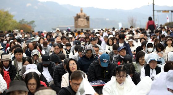 '동성혼 법제화 반대' 기도하는 교인들