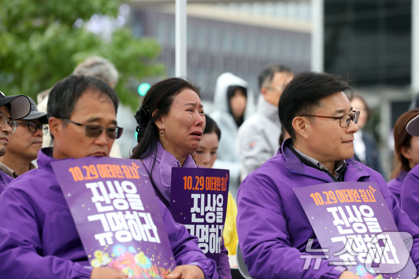 (광주=뉴스1) 박지현 기자 = 27일 오후 광주 남구 백운광장 일대에서 이태원 참사 유가족협의회 광주전남지부가 주관하는 참사 2주기 추모제가 열리고 있다. 2024.10.27/뉴 …