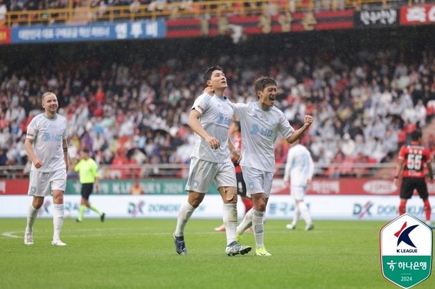 울산, 3연속 우승에 한걸음 더…동해안 더비서 2-0 완승