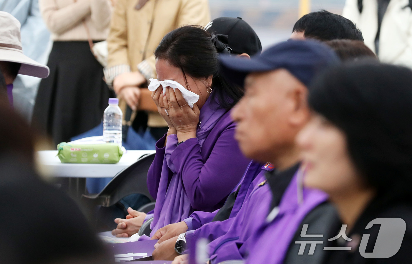 (광주=뉴스1) 박지현 기자 = 27일 오후 광주 남구 백운광장 일대에서 열린 이태원 참사 유가족협의회 광주전남지부가 주관하는 참사 2주기 추모제에서 한 유가족이 눈물을 훔치고 있 …