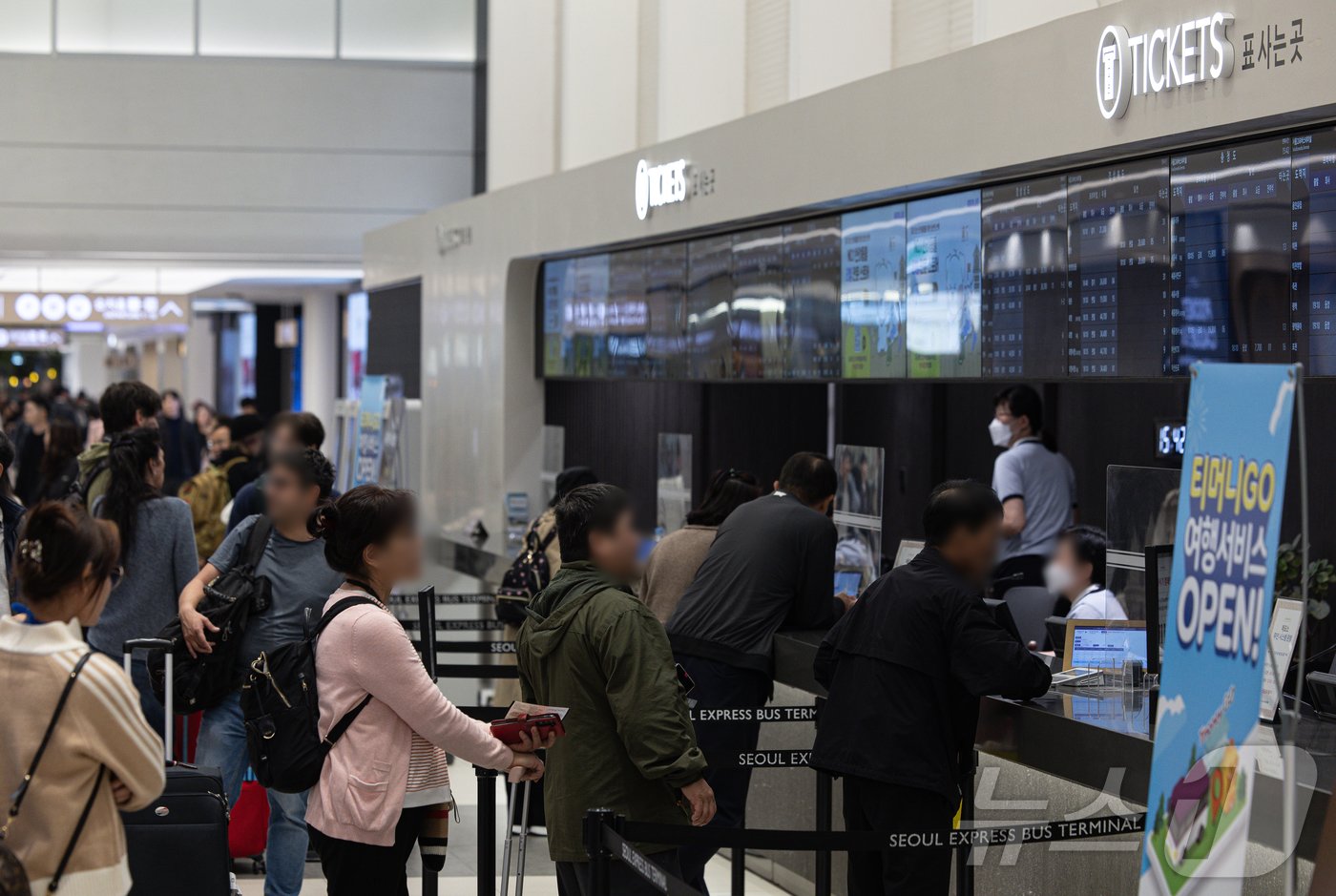 본문 이미지 - 27일 오후 서울 서초구 서울고속버스터미널에서 시민들이 버스표를 구매하고 있다. 이날 고속버스, 시외버스 좌석 예매 등 서비스를 제공하는 티머니 애플리케이션&#40;앱&#41; ‘티머니GO’ 오류 발생으로 시민들이 불편함을 겪었다. 2024.10.27/뉴스1 ⓒ News1 이재명 기자