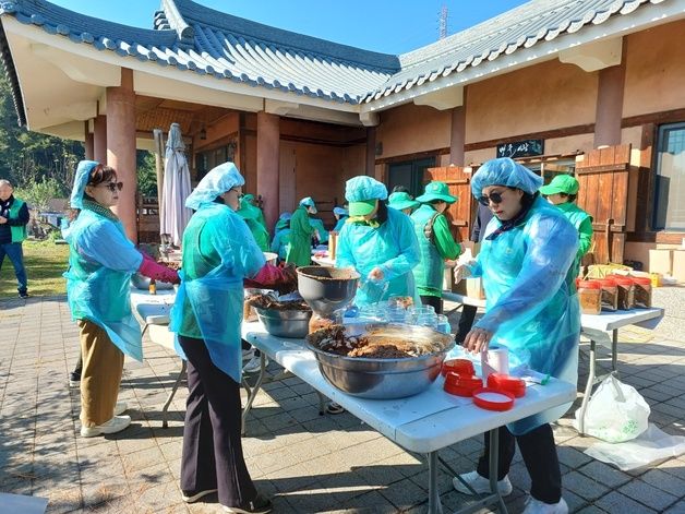 서초구, '사랑의 된장·간장 담그기' 행사…취약계층에 전달