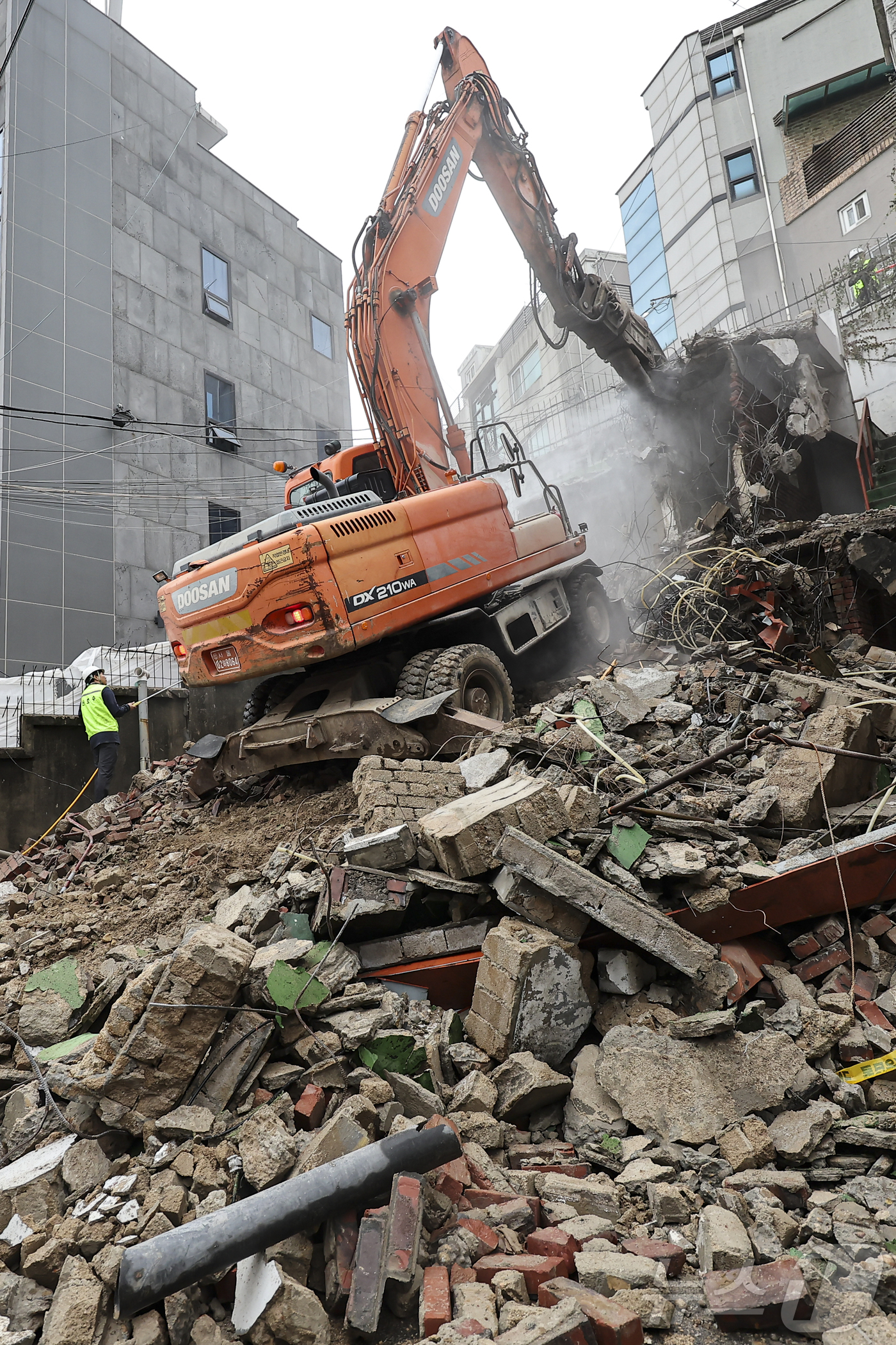 (서울=뉴스1) 김도우 기자 = 27일 오후 서울 용산구의 한 다세대주택이 전날 붕괴돼 철거 작업이 진행되고 있다. 2024.10.27/뉴스1