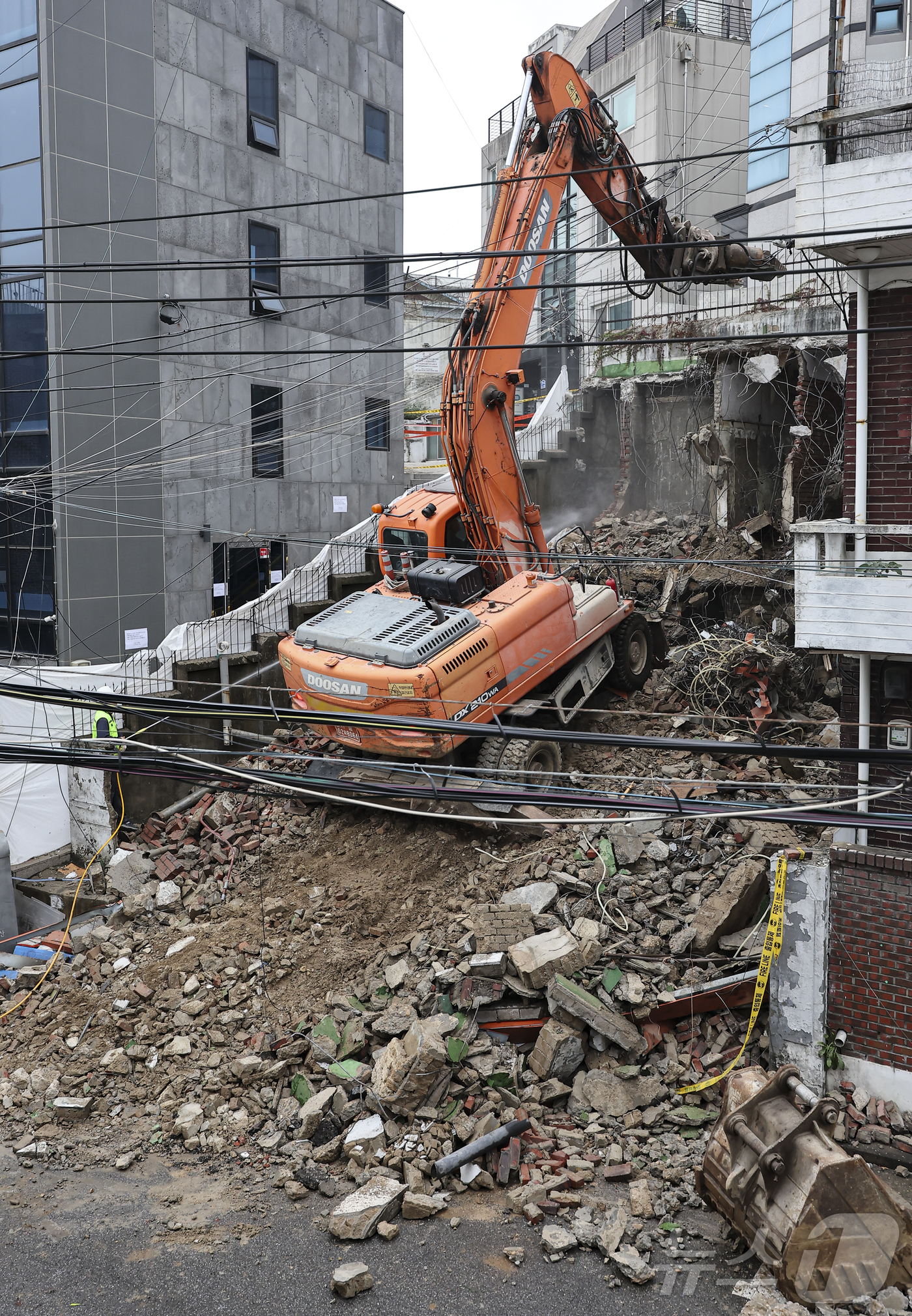 (서울=뉴스1) 김도우 기자 = 27일 오후 서울 용산구의 한 다세대주택이 전날 붕괴돼 철거 작업이 진행되고 있다. 2024.10.27/뉴스1