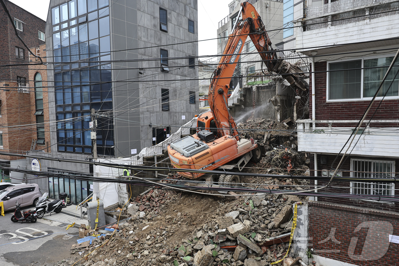 (서울=뉴스1) 김도우 기자 = 27일 오후 서울 용산구의 한 다세대주택이 전날 붕괴돼 철거 작업이 진행되고 있다. 2024.10.27/뉴스1