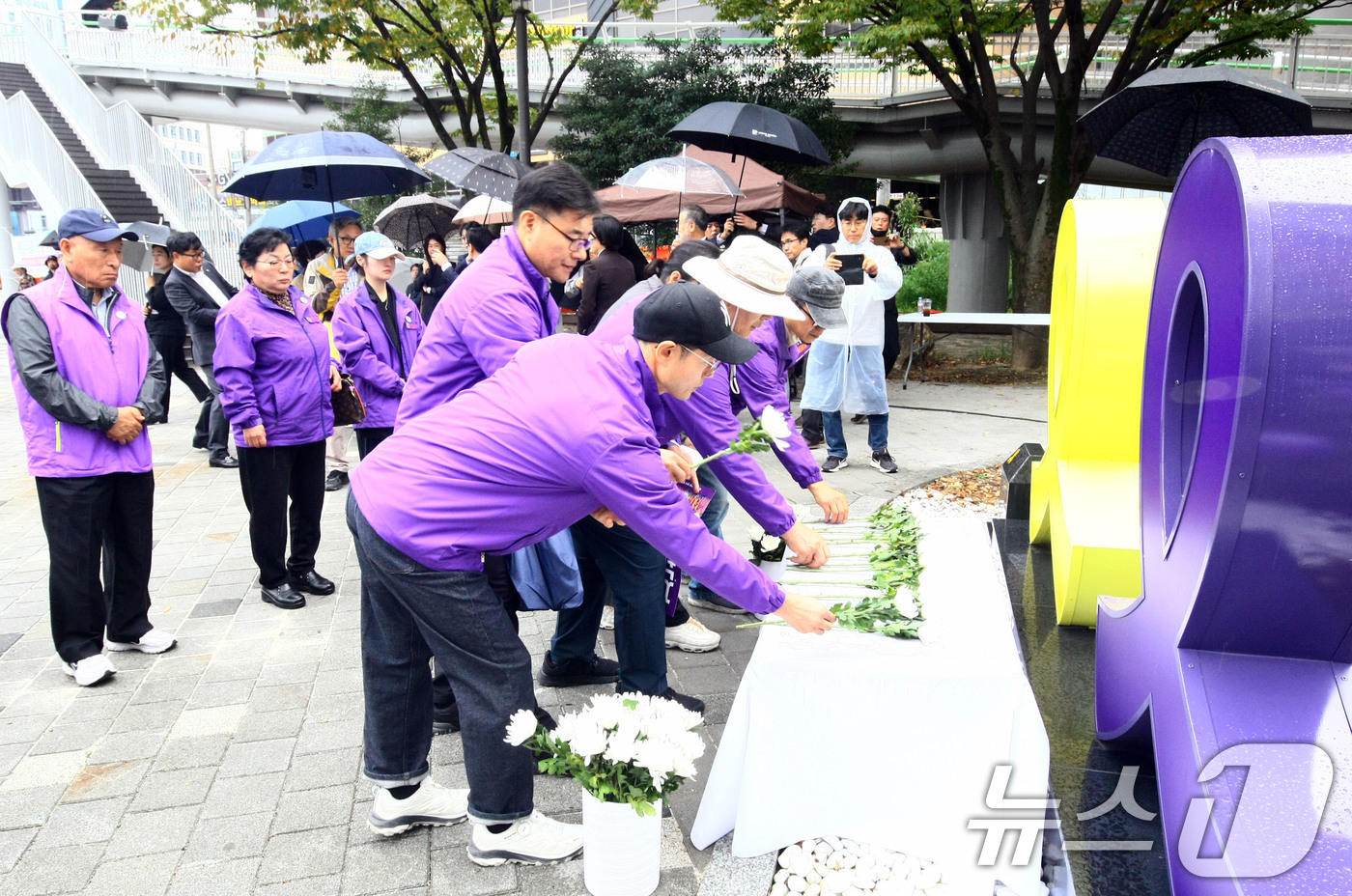 (광주=뉴스1) 박지현 기자 = 27일 오후 광주 남구 백운광장 일대에서 이태원 참사 유가족협의회 광주전남지부가 주관하는 참사 2주기 추모제가 열리고 있다. 2024.10.27/뉴 …