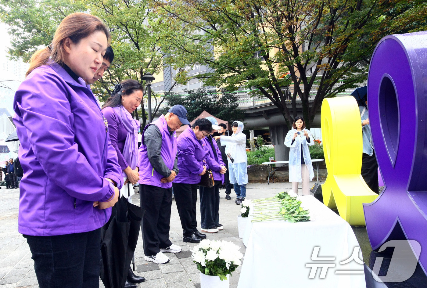 (광주=뉴스1) 박지현 기자 = 27일 오후 광주 남구 백운광장 일대에서 이태원 참사 유가족협의회 광주전남지부가 주관하는 참사 2주기 추모제가 열리고 있다. 2024.10.27/뉴 …