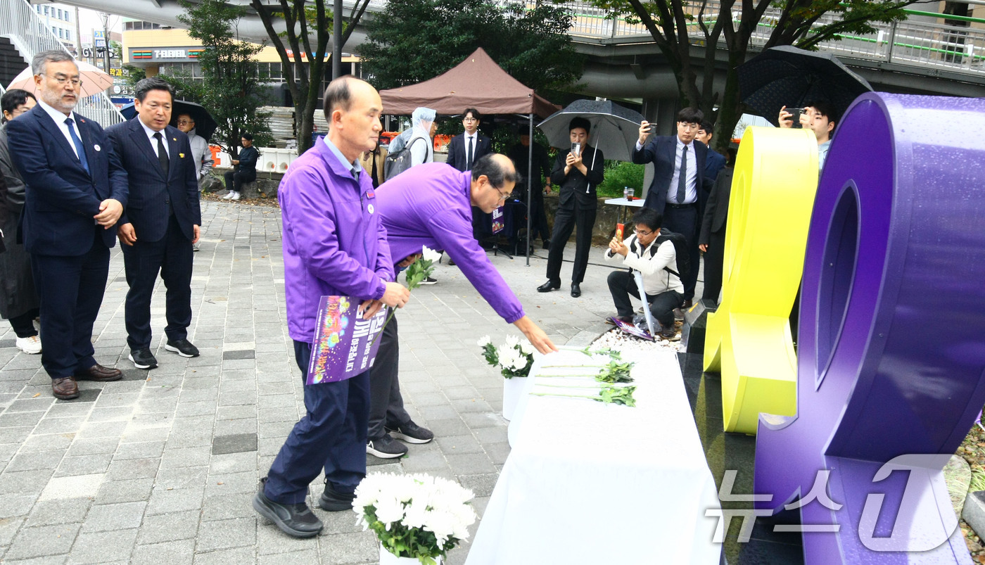 (광주=뉴스1) 박지현 기자 = 27일 오후 광주 남구 백운광장 일대에서 이태원 참사 유가족협의회 광주전남지부가 주관하는 참사 2주기 추모제가 열리고 있다. 2024.10.27/뉴 …