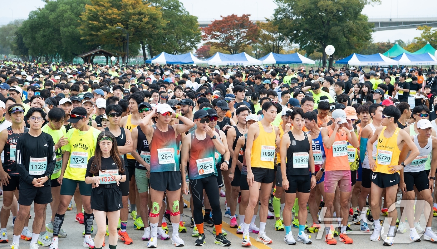 (구미=뉴스1) 정우용 기자 = 27일 구미낙동강체육공원에서 열린 2024 구미시민마라톤 대회 참가자들이 출발신호를 기다리고 있다. (구미시 제공) 2024.10.27/뉴스1