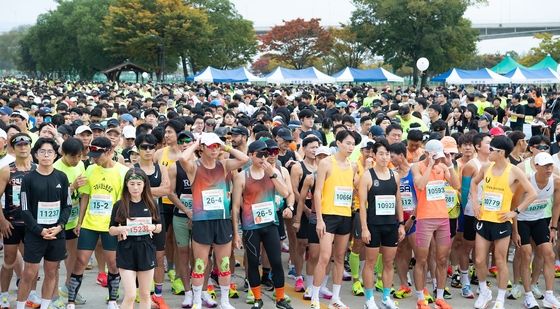 구미시민마라톤 대회 출발 신호 기다리는 참가자들