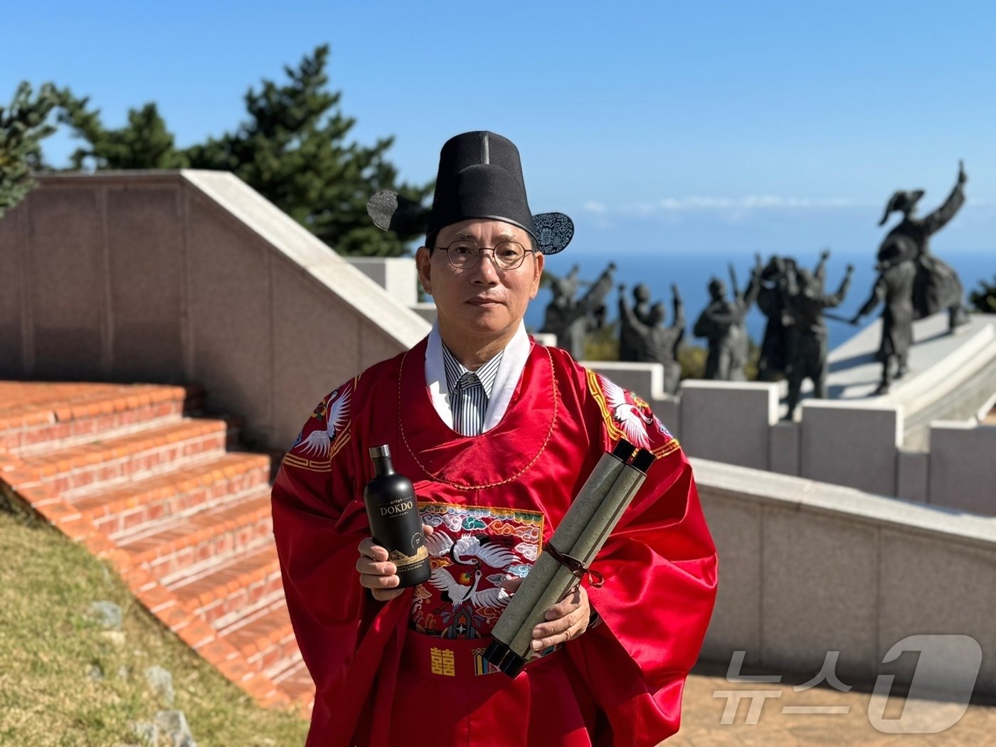 지난 25일 &#39;독도의 날&#39;을 맞아 열린 &#39;안용복 장군 추모제&#39;에서 초헌관으로 참여한 임진욱 케이알컴퍼니 대표가 독도소주를 들고 있다.2024.10.25/뉴스1 ⓒ News1 이강 기자