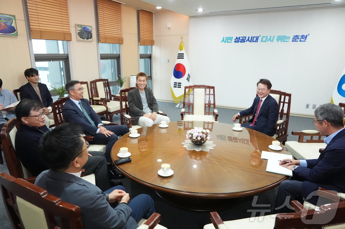 본문 이미지 - 육동한 춘천시장과 김병지 강원FC 대표 면담.(춘천시 제공)