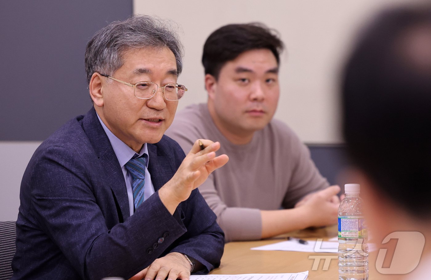 본문 이미지 - 김웅서 오션테크코리아 기획자문위원장&#40;전 한국해양과학기술원 원장&#41;이 지난 21일 서울 용산구 서울역 회의실에서 열린 &#39;오션테크 코리아 2024&#39; 전문가 좌담회에서 발언을 하고 있다. 2024.10.28/뉴스1