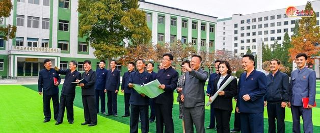 '전력난 해결' 과시하는 북한…송배전부의 '모범 행실' 선전