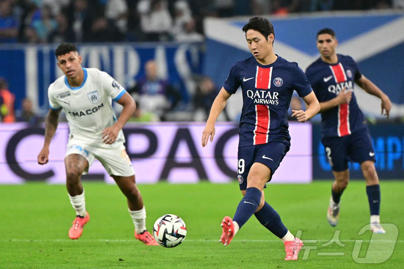 본문 이미지 - PSG 이강인이 28일&#40;한국시간&#41; 열린 2024-25 프랑스 리그1 마르세유전에서 팀의 3-0 대승에 일조했다. ⓒ AFP=뉴스1