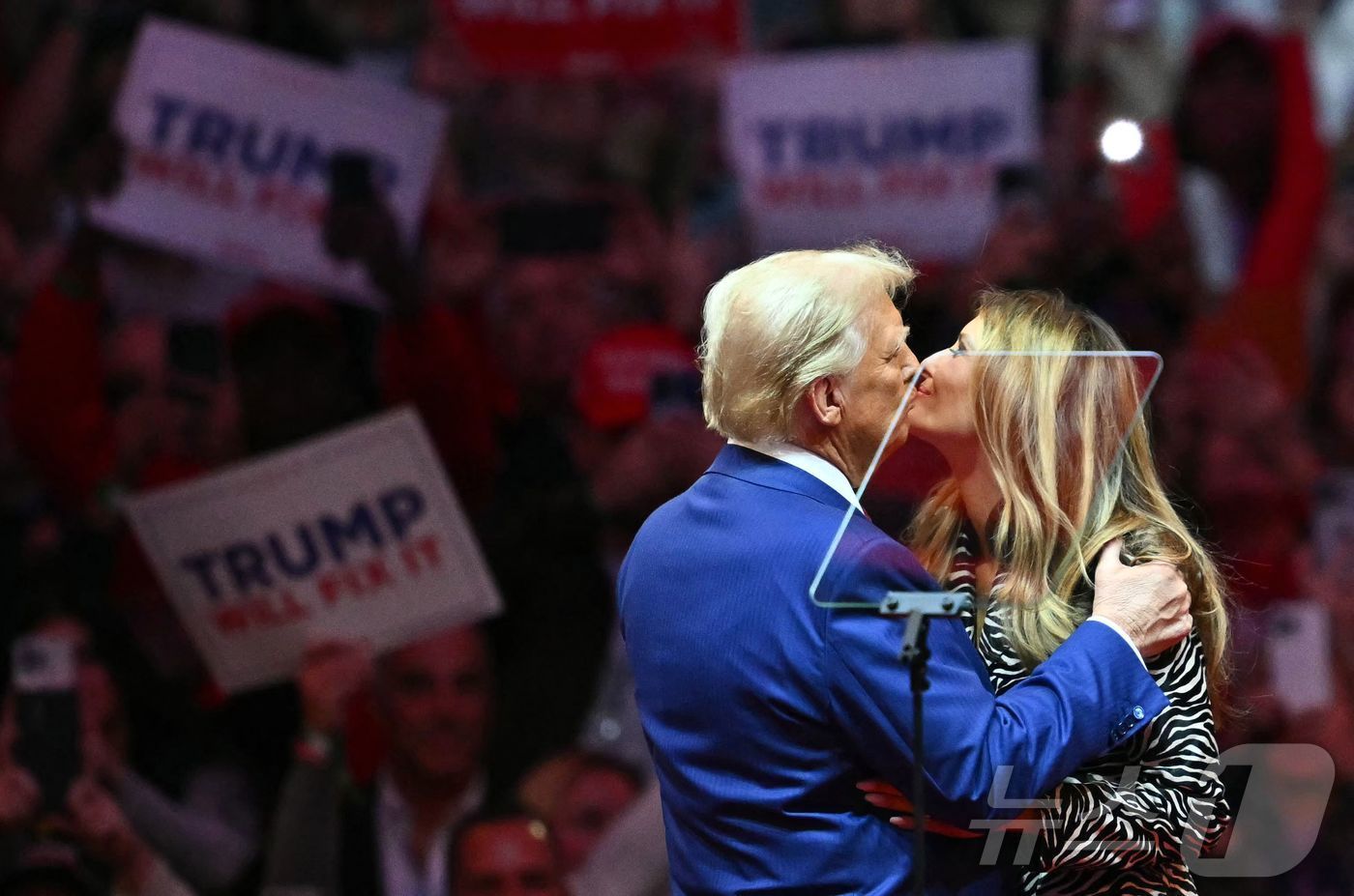 본문 이미지 - 도널드 트럼프의 뉴욕 매디슨스퀘어가든 유세에 등장한 멜라니아 트럼프와 트럼프 ⓒ AFP=뉴스1