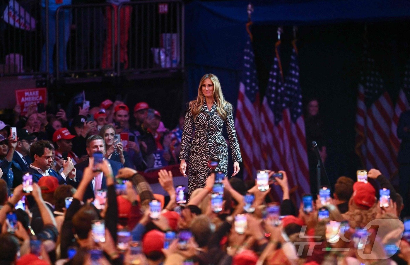 본문 이미지 - 도널드 트럼프의 뉴욕 매디슨스퀘어가든 유세에 등장한 멜라니아 트럼프 ⓒ AFP=뉴스1
