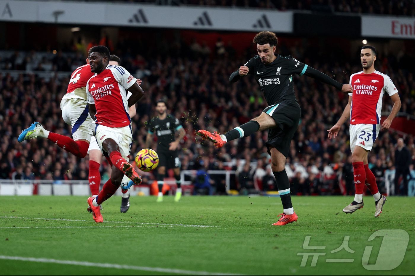 본문 이미지 - 아스널과 리버풀은 2-2로 비겼다.  ⓒ AFP=뉴스1