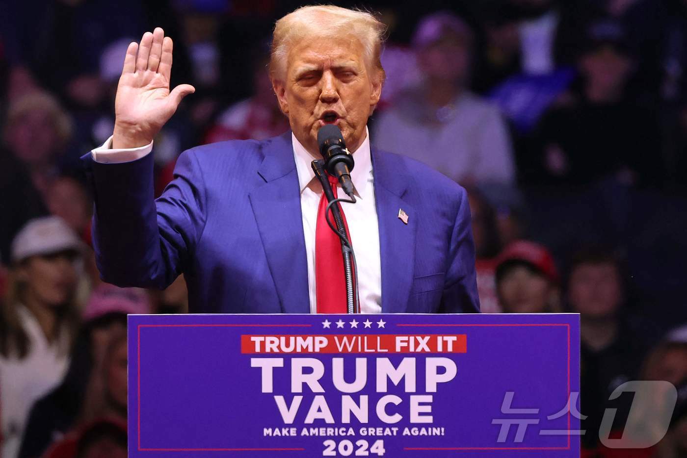 본문 이미지 - 미국 공화당 후보인 도널드 트럼프 전 대통령이 27일(현지시간) 뉴욕 매디슨 스퀘어 가든 인근에서 열린 선거 집회서 유세를 갖고 “카멀라 해리스 부통령은 엉망진창이다. 카멀라. 당신은 해고야”라고 말하고 있다. 2024.10.28 ⓒ AFP=뉴스1 ⓒ News1 우동명 기자