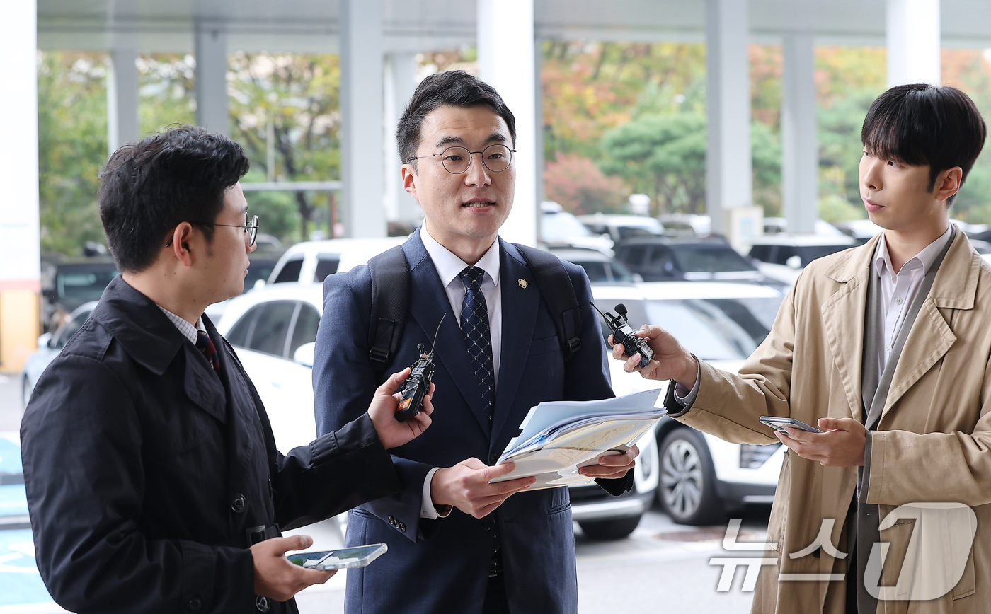 (서울=뉴스1) 김진환 기자 = 거액의 암호화폐(코인) 보유 사실을 숨기기 위해 허위로 국회 재산 신고를 한 의혹을 받는 김남국 전 더불어민주당 의원이 28일 오전 서울 양천구 남 …