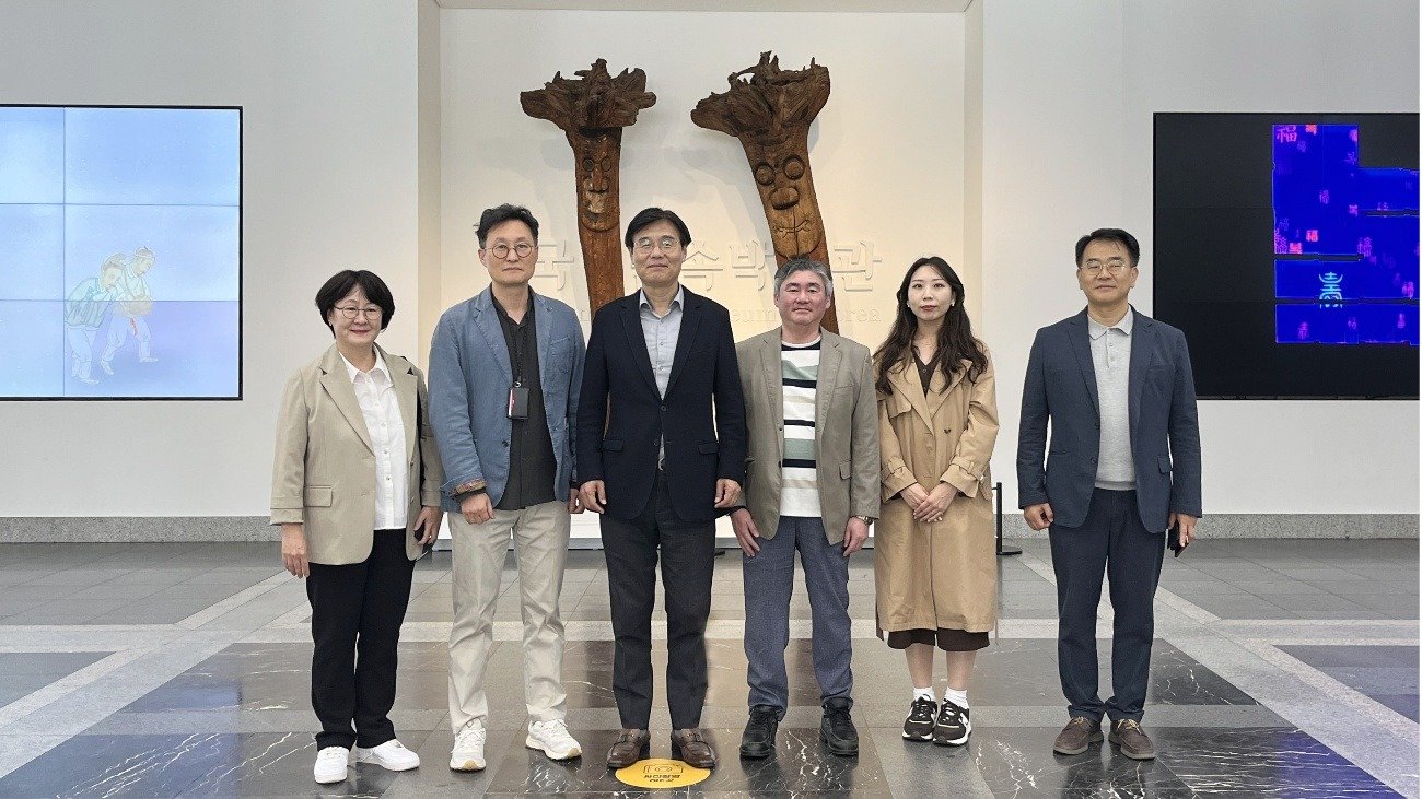 본문 이미지 - 김형렬 행복청장(왼쪽에서 세번째)이 국립민속박물관을 방문해 성공적인 세종 이전을 위한 의견을 나눈 후 관계자들과 기념촬영을 하고 있다.(행복청 제공)