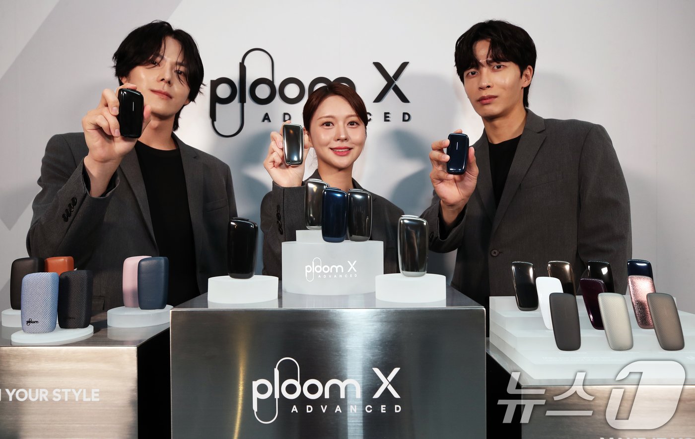 본문 이미지 - 28일 오전 서울 영등포구 페어몬트 앰배서더 서울 호텔에서 열린 JTI코리아의 궐련형 전자담배 '플룸 X 어드밴스드' 출시 기자간담회에서 모델들이 디바이스를 소개하고 있다.2024.10.28/뉴스1 ⓒ News1 오대일 기자