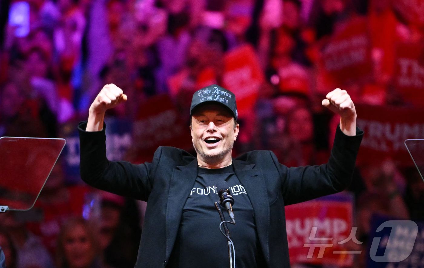 본문 이미지 - 일론 머스크 테슬라 CEO가 27일(현지시간) 뉴욕 매디슨 스퀘어 가든 인근에서 열린 공화당 대선 후보인 도널드 트럼프 전 대통령의 선거 집회에 참석해 주먹을 불끈 쥐고 있다. 2024.10.28 ⓒ AFP=뉴스1 ⓒ News1 우동명 기자