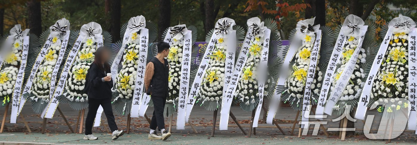 28일 오전 경기 성남시 중원구 성남시의회 앞에 A 시의원의 사퇴를 촉구하는 문구가 적인 근조화환이 늘어서 있다. 이날 지역 학부모들이 A 시의원 자녀의 학교폭력 가해 논란과 관련해 지난 23일 해당 초등학교 앞 1차 근조화환 시위에 이어 성남시의회 앞에서 2차 시위를 진행했다. 2024.10.28/뉴스1 ⓒ News1 김영운 기자