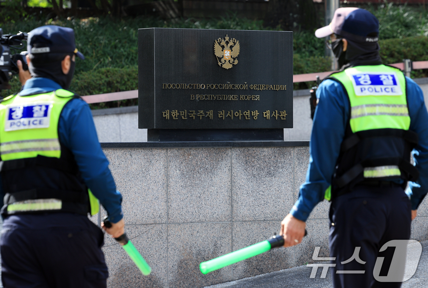 (서울=뉴스1) 박정호 기자 = 28일 오전 서울 중구 주한 러시아대사관 앞에서 경찰이 경비 업무를 갖고 있다. 2024.10.26/뉴스1