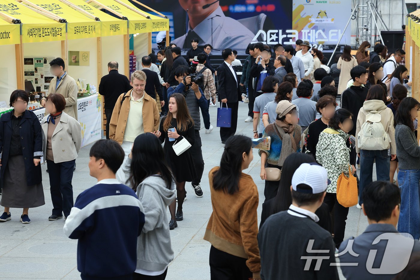 본문 이미지 - 28일 오후 서울 종로구 광화문광장에서 열린 2024 스타콘 페스타를 찾은 시민들이 소상공인 판매 부스를 살펴보고 있다. 한국경제인협회와 중소벤처기업부, KB금융그룹이 공동으로 개최한 스타콘 페스타는 창의적인 아이디어와 기업가정신을 갖춘 스타 소상공인 80여개 팀이 참여해 온·오프라인 동시 판매전을 진행한다. 2024.10.26/뉴스1 ⓒ News1 박정호 기자