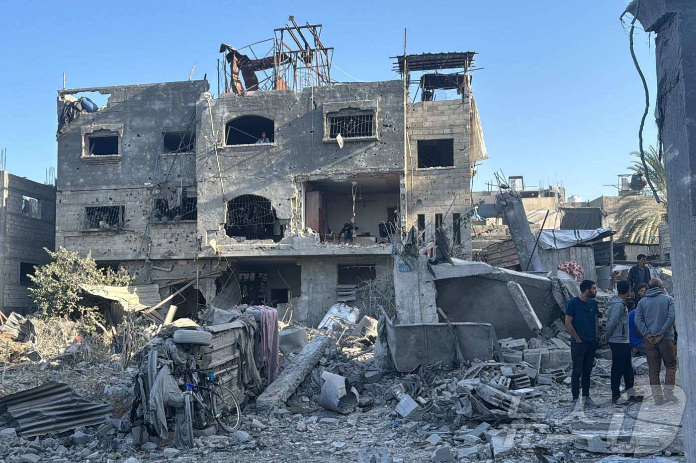 본문 이미지 - 27일(현지시간) 팔레스타인 가자지구 북부 베이트 라히아에서 헤즈볼라와 전쟁 중인 이스라엘 군의 공습을 받아 폐허로 변한 건물이 보인다. 2024.10.28 ⓒ AFP=뉴스1 ⓒ News1 우동명 기자