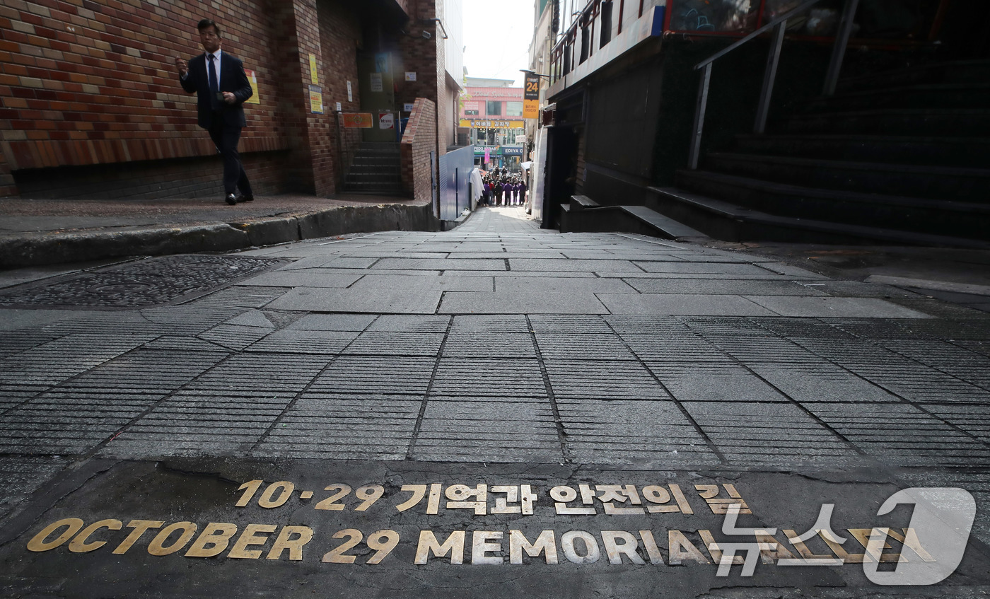 (서울=뉴스1) 박세연 기자 = 이태원참사 유가족들이  28일 서울 용산구 이태원 참사 골목 '10.29 기억과 안전의길'에서 이태원 참사 2주기 빌보드 개막 기자회견을 하고 있다 …