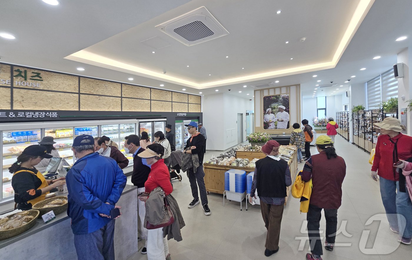 본문 이미지 - 28일 전북자치도 임실군 옥정호 출렁다리 인근에 임실N치즈하우스가 문을 열고 영업을 시작했다.(임실군제공)2024.10.28/뉴스1