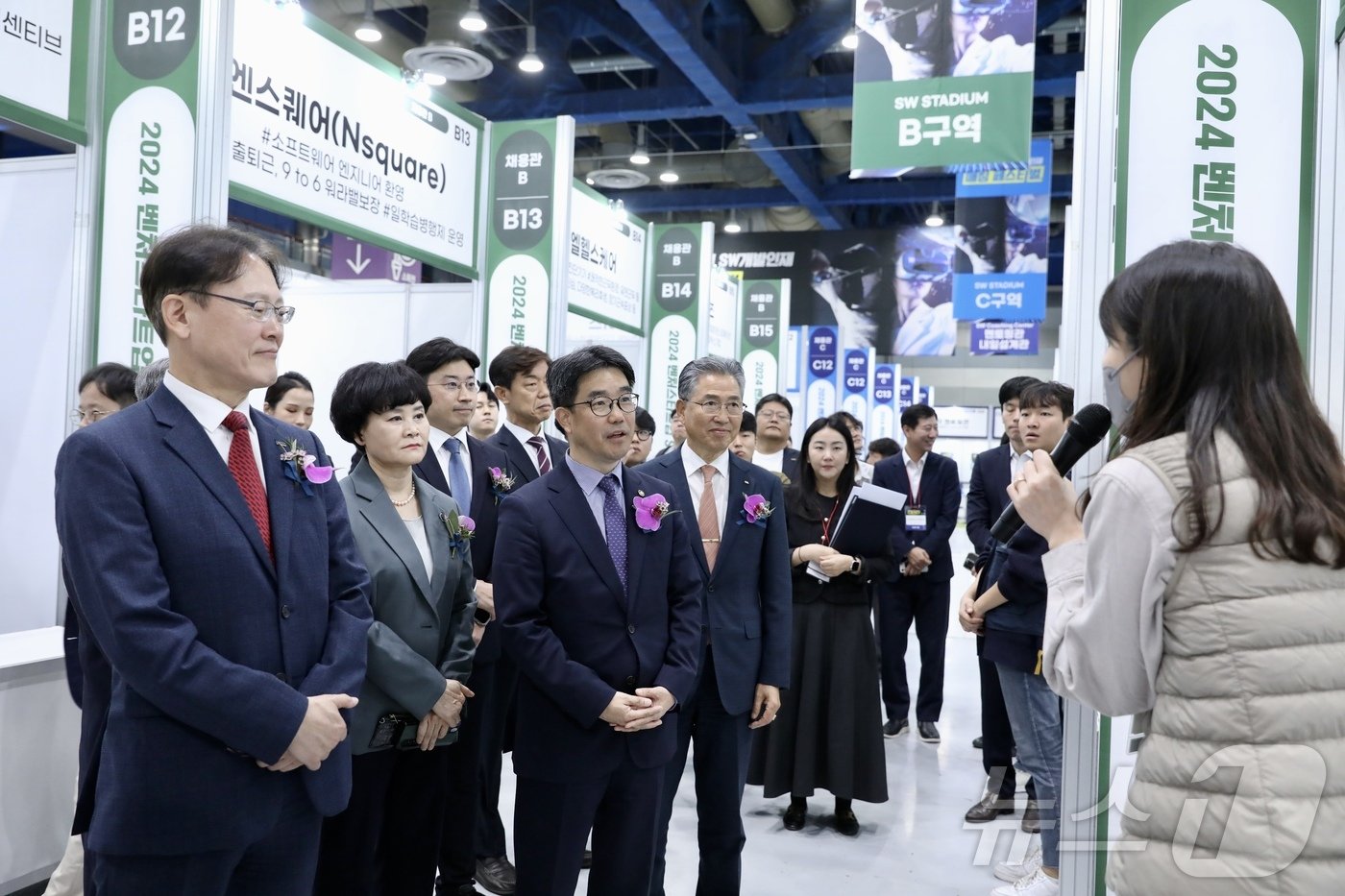 김성섭 중소벤처기업부 차관과 협단체 관계자들이 28일 서울 강남구 코엑스에서 열린 &#39;2024 벤처스타트업 SW개발인재 매칭 페스티벌&#39;에 참석해 행사 부스를 둘러보고 있다.&#40;중소벤처기업부 제공&#41;