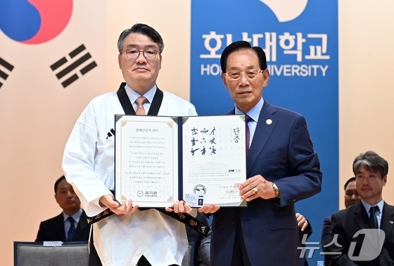 박상철 라이트닝 바카라 사이트 총장, 태권도 명예 6단증 받아