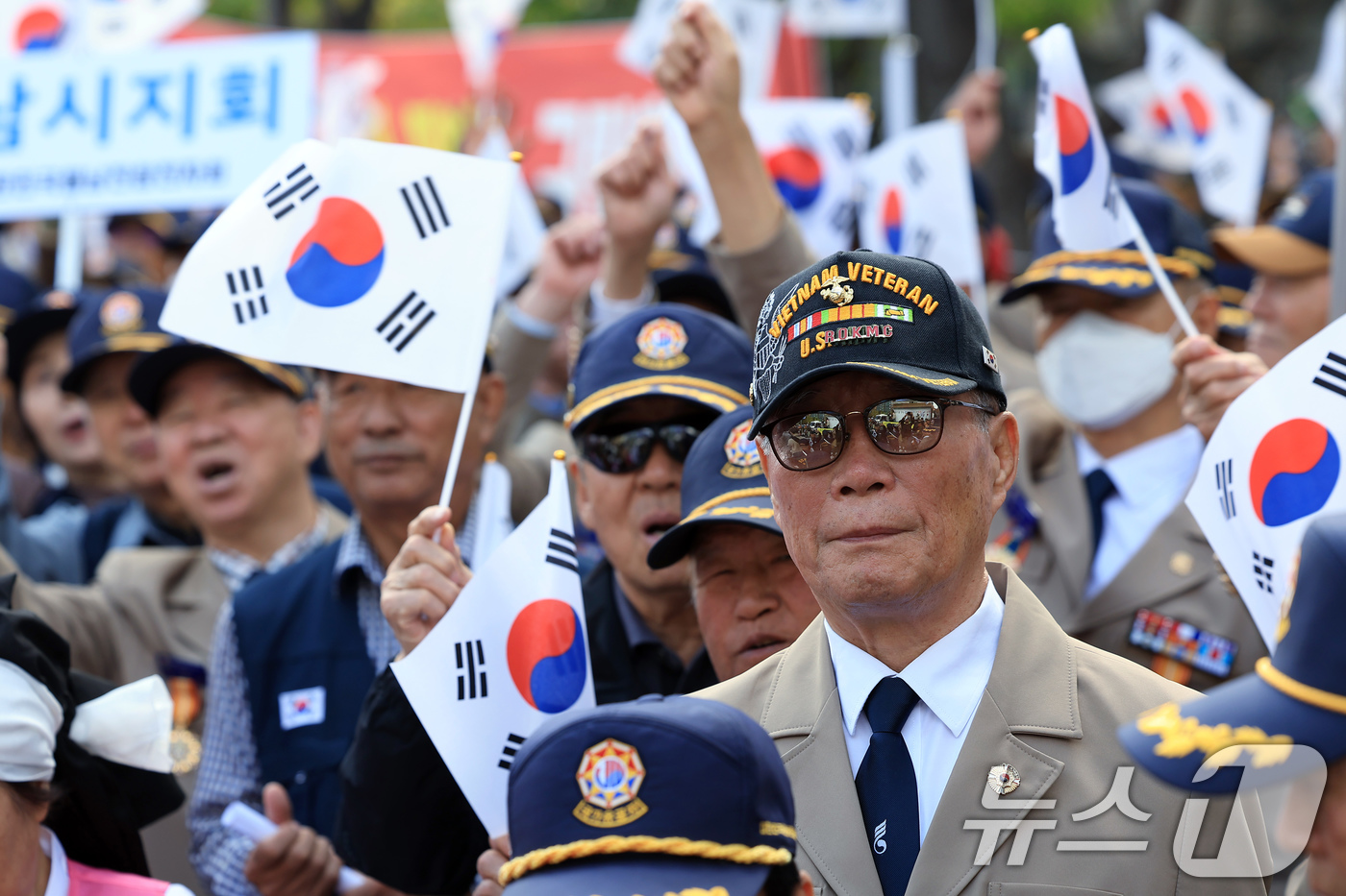 (서울=뉴스1) 박정호 기자 = 대한민국월남전참전자회 회원들이 28일 오후 서울 중구 세종대로에서 북한 러시아 파병 규탄 궐기대회를 하고 있다. 2024.10.28뉴스1