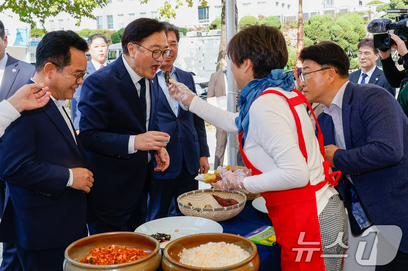 (서울=뉴스1) 안은나 기자 = 우원식 국회의장이 28일 서울 여의도 국회 소통관 앞에 마련된 땅끝해남 농수특산물 홍보행사장에서 해남 고구마와 곱창 돌김을시식하고 있다. 2024. …