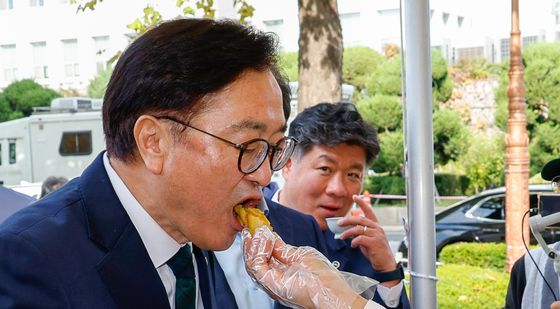 해남 고구마 맛보는 우원식 의장