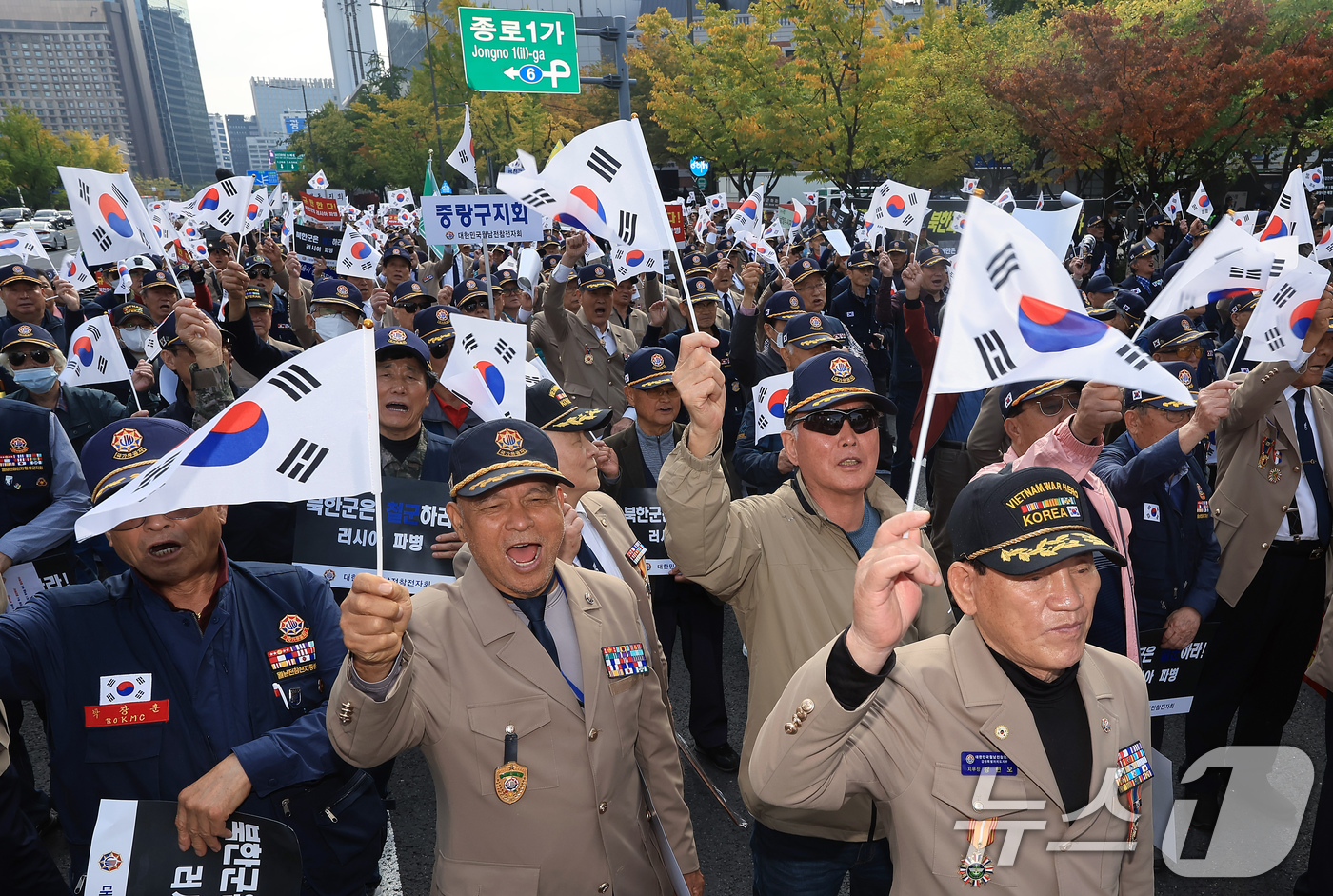 (서울=뉴스1) 박정호 기자 = 대한민국월남전참전자회 회원들이 28일 오후 서울 중구 세종대로에서 북한 러시아 파병 규탄 궐기대회를 하고 있다. 2024.10.28뉴스1