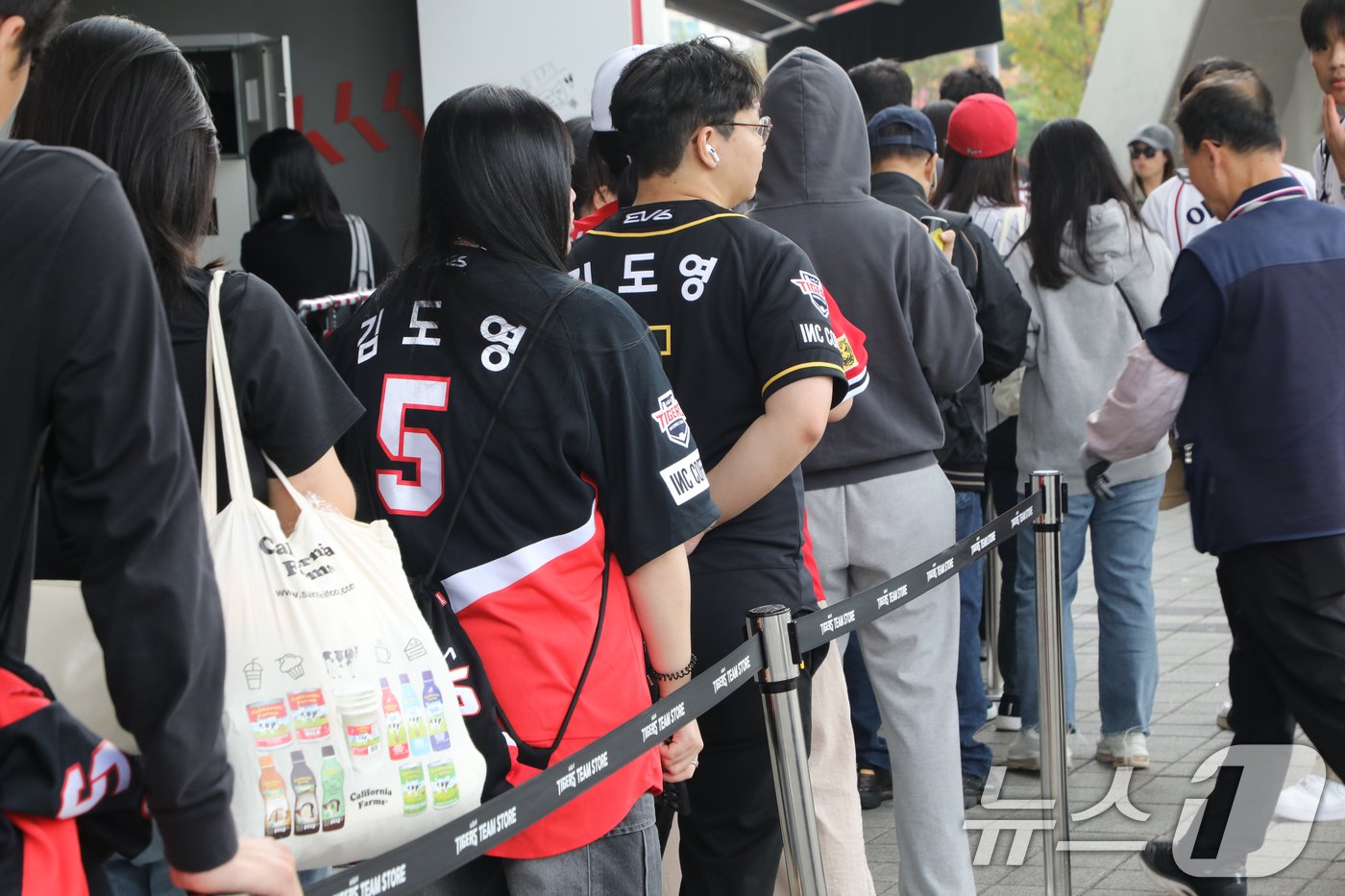 본문 이미지 - KIA 타이거즈와 삼성 라이온즈의 2024 신한 SOL뱅크 KBO 포스트시즌 한국시리즈(7전 4선승제) 5차전이 열리는 28일 광주 기아챔피언스필드에서 KIA 팬들이 팬 스토어 입장을 위해 줄 서고 있다. 2024.10.28/뉴스1 ⓒ News1 이수민 기자